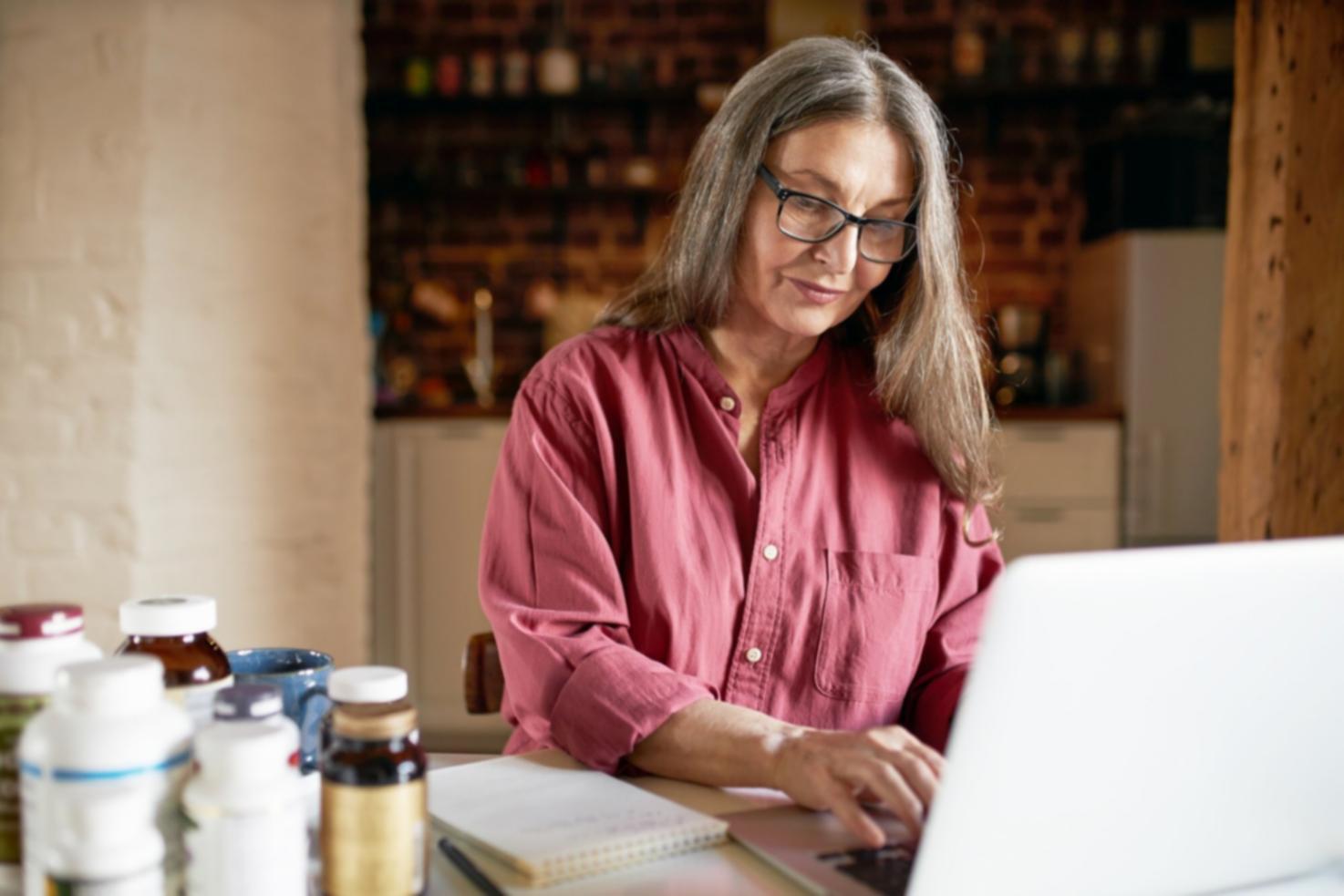 Teilnehmer während einer praktischen Übungseinheit zur Finanzplanung in Hamburg